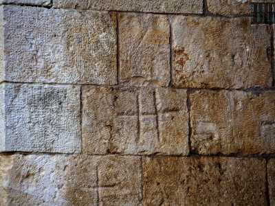 Pi� in alto, due segni pi� comuni. La Croce patente dalle braccia di uguale misura e la doppia croce, che rappresenta due cavalieri in groppa allo stesso cavallo